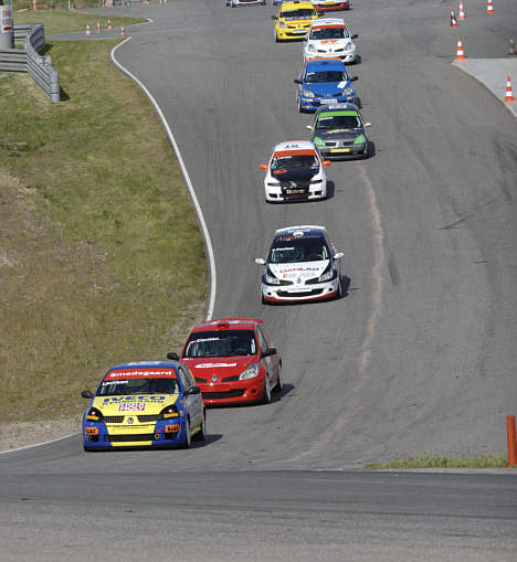 Bjørn Smedegaard og Martin Clausen var først af sted på den kuperede Ring Djursland. Men begge havde tyvstartet, hvorfor Per Poulsen (nummer tre på billedet) tog den første af to sejre.